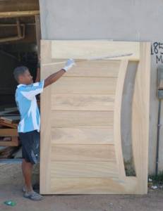 Quem No Tem Manh No Entra No Kkk. Portas E Janelas