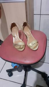 Vendo Uma Sandlia Semi Nova.