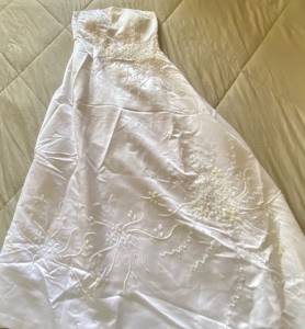 Vestido De Noiva Com Bordado. nico Uso E Muito Bem Conservado