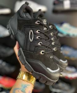 Bota Oakley Couro
