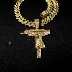 Pingente Ice Cravejado Modelo Uzi Gold