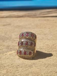 Anel De Ouro Com Diamantes E Rubi.