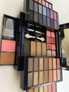 Maleta De Sombras/ Contorno/blush E Batons