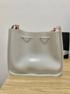 Bolsa Saco Petite Jolie Lettering Off-white