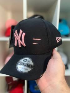 Bon New Era Preto Logo Rosa