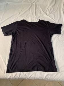 Camiseta Preta Gola V Grande