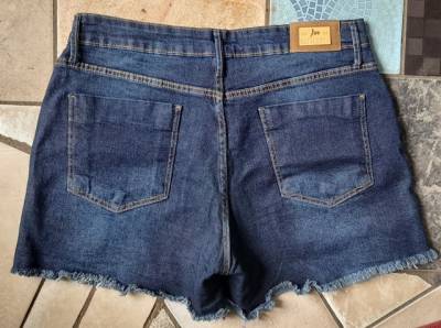 Shorts Tamanho 46. Com Lycra