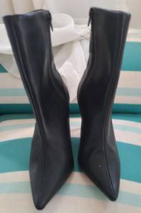 Bota Preta Em Couro.