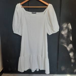 Vestido Branco Quente Tipo Renda Com Forro