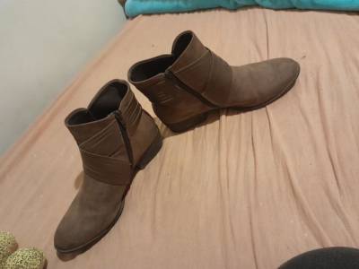 Vende Uma Bota De Carmusa