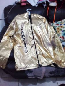 Vendo Um Casaco De Chuva