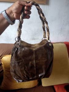 Bolsa De Couro Cor Marron Com Ala Entrelaada.