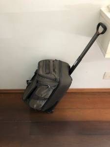 Mala De Mo Tumi - Semi Nova, Modelo Antigo Com Espaco Separado Sapatos