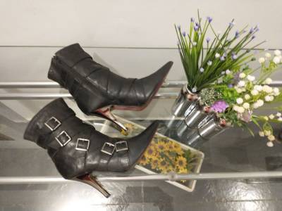 Bota Feminina Botero Nmero 37 R$. 80,