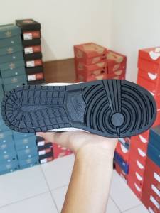 Tnis Nike Air Jordan One -preto Branco (frete Grtis)