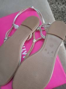 Vende-se Sandlia Renata Mello!