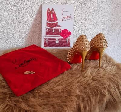 Scarpin Christian Louboutin Dourado Com Spikes