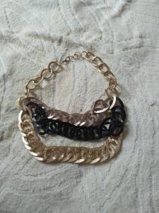 Por  25  -  Colar De Bijoux