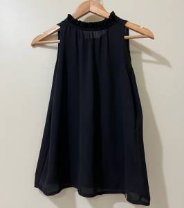 Blusa Bsica Preta Com Pescoo Levemente Alta No Pescoo