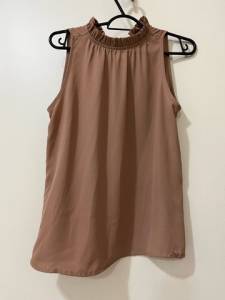 Blusa Bsica Bege/marrom Levemente Alta No Pescoo