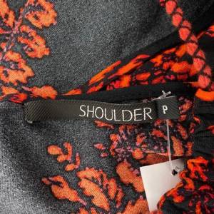 Vestido Shoulder Preto Com Detalhes Vermelhos, Tamanho P