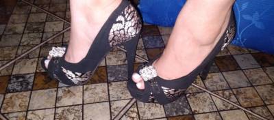Sandlia De Salto Preta Com Detalhes