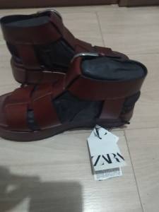 Sandlia Com Tiras Em Couro E Fivelas Zara