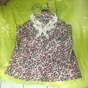 Blusa De Oncinha Rosa (p, Mas Veste Um Bom M)