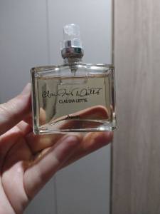 Perfumes .