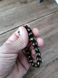 Pulseira De Obsidiana Tibetana Com Escritura Om Mani Padme Hum.