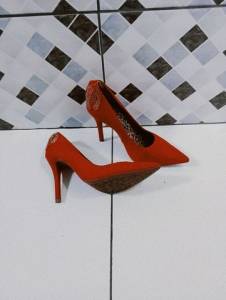 Salto Vermelho Com Detalhes.