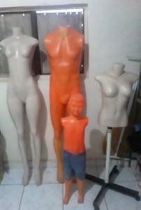 Vendo 4 Manequins Dois Adultos E Um Infantil Outro Com Suporte