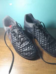 Chuteira Nike Tiempo Legend 8 (preta/vermelha)