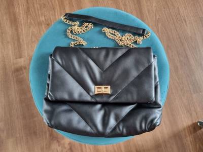 Bolsa Preta Com Ala De Corrente Dourada