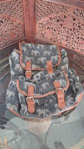Mochila Feminina Preta Estampada Com Elefantes 2 Bolsos. Tamanho: 39x38cm.