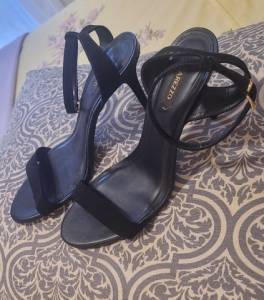 Sandalia Arezzo Preta 38