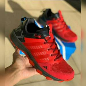 Tnis Esportivo Adidas