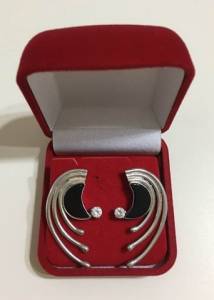 Brinco De Prata 925 Com Onix E Zirconia (semi Novo).
