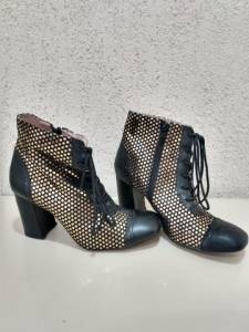 Bota Com Detalhes Em Dourado