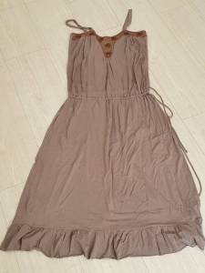 Vestido Midi, Malha, Com Contas E Canutilhos No Decote.
