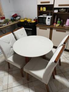 Mesa Redonda De Madeira E Vidro Por Cima