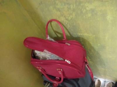 Uma Bolsa De Viagem Vermelha Bagagem Mo