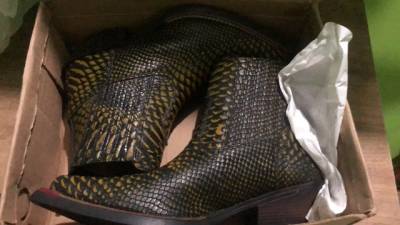 Vendo Bota Cautry  Coro D Jacar Nova