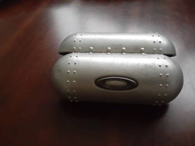 Vendo Caixa De culos Oakley Usada