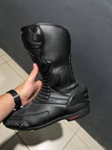 Macaco, Bota E Luva