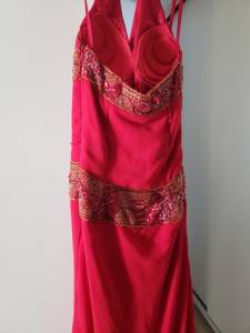 Vestido Longo Bordado, Na Cor Vermelha