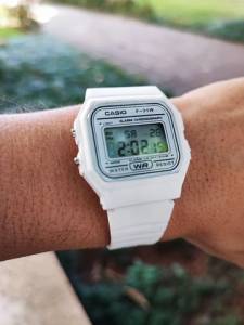 Relgio Digital Retro Branco Pulseira De Borracha