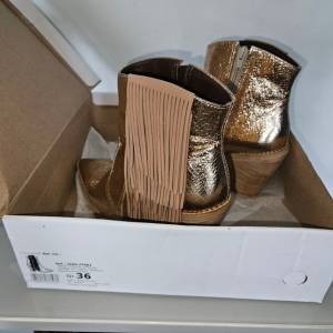 Bota Feminina Dourada