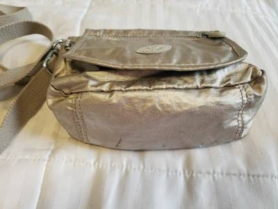 Bolsa Kipling Original Sabian Metalica Dourada
