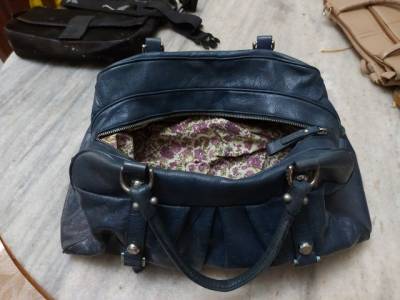 Bolsa De Couro Azul Marinho E Outra Bege